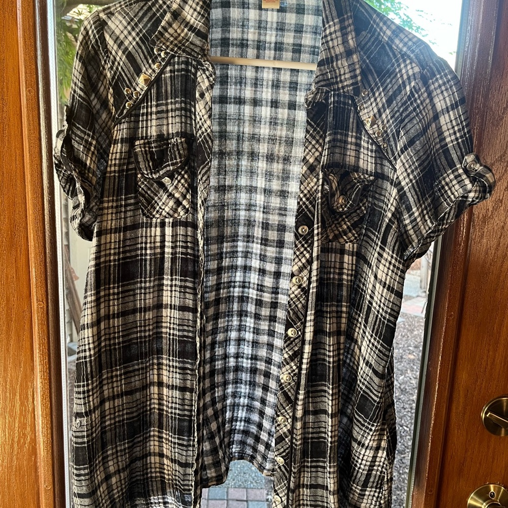 Really cute black and white shirt sleeved button down top with metal stud detail